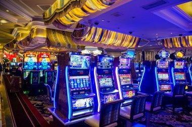 Hot Pot live dealer table on dubai138 mobile app showing multiple player seats and HD video stream